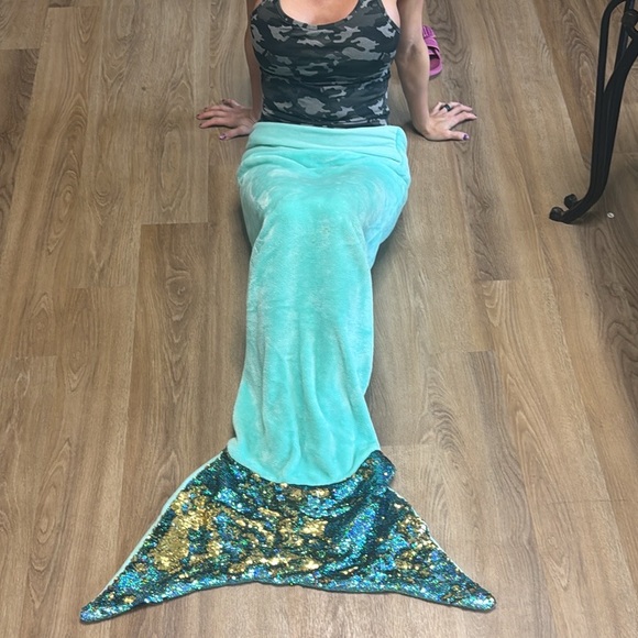 Mermaid tail blanket in good condition Sequins change colors blanket throw - Picture 1 of 11